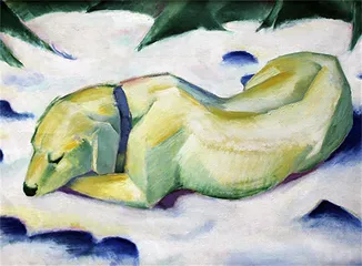 Perro que miente en la nieve