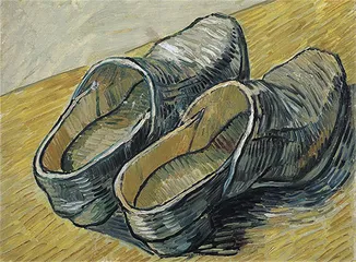 Un par de zuecos de cuero