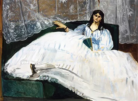 Mujer con un ventilador